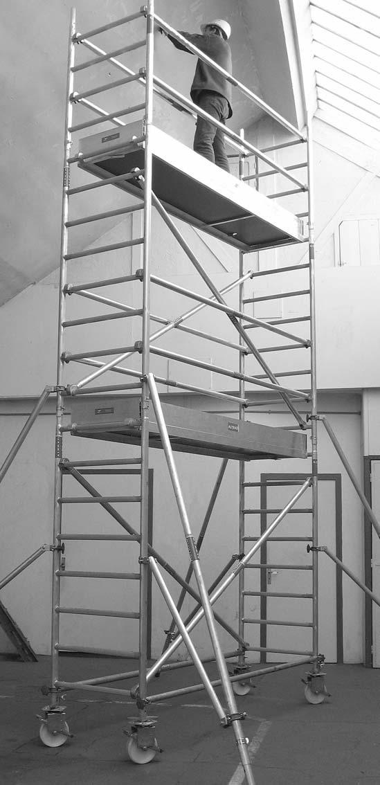 ALUXIS 80 Jusqu à 4 m de travail Dimensions base : 0,80 x,60 m Plancher alu bois : 0,60 x,60 m charge 00 kg/m, plateau contreplaqué antidérapant, trappe rabattable, ossature et plinthes aluminium