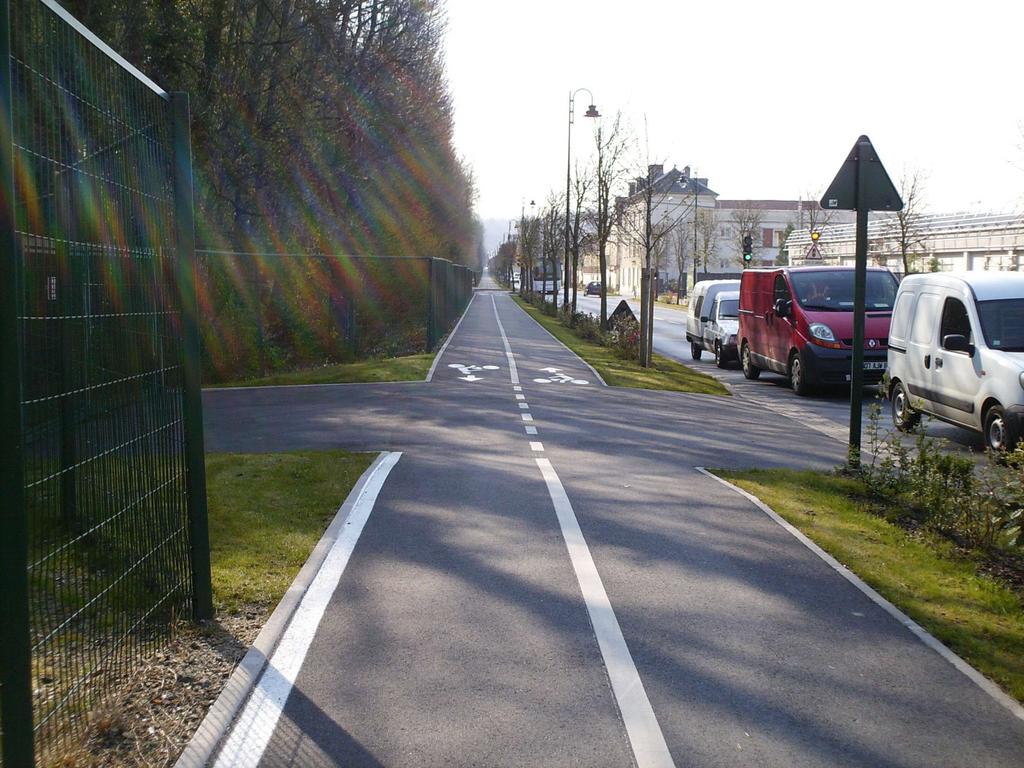 La piste bidirectionnelle Le plus souvent la piste au niveau du trottoir sera unidirectionnelle, mais dans certains cas, il peut être judicieux d'organiser la circulation des cyclistes d'un seul côté