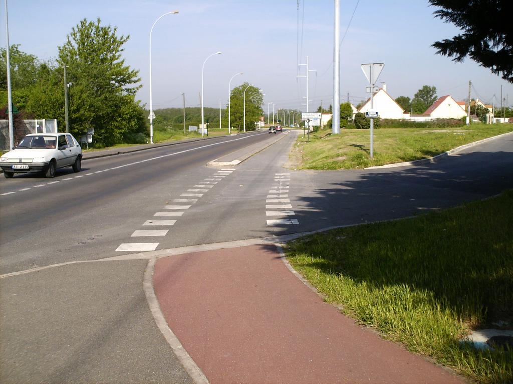 Règle de priorité aux intersections Les articles 415-3 et 4 indiquent que tout conducteur qui change de direction doit céder le passage aux cycles et cyclomoteurs circulant dans les deux sens sur les