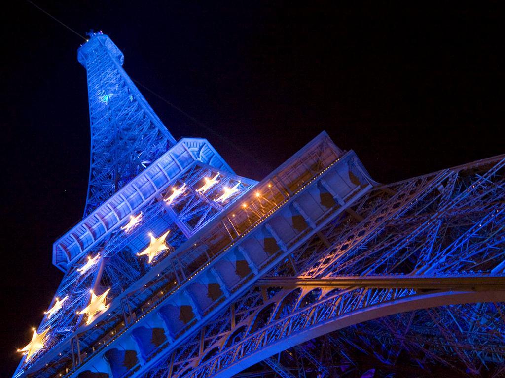 La Tour Eiffel, éclairée aux couleurs de l UE