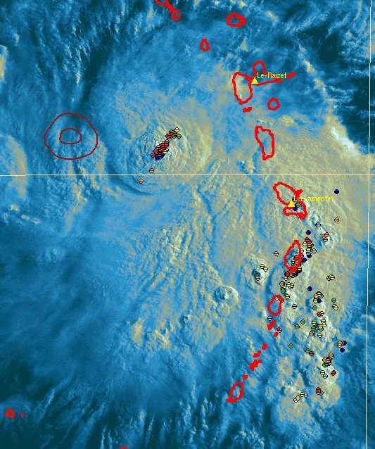 En fin de nuit du 1er au 2, dans le flux de sud à l arrière du centre d Emily, des amas convectifs circulent sur la Martinique et remontent lentement du sud-ouest vers l est de l île.