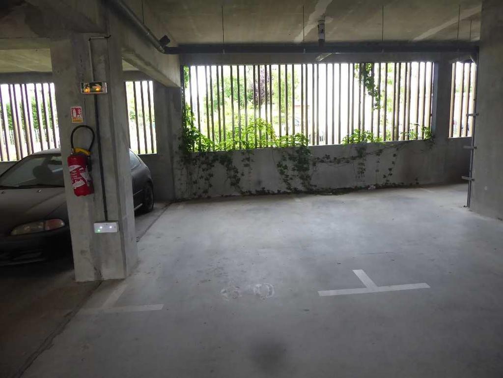 En sous-sol, je note que l emplacement de parking porte le numéro 60. Photo 7 Observations générales : L appartement est en bon état d usage général.