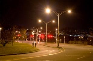 QUELQUES CAS TYPES L'éclairage routier L éclairage d une route doit être conçu pour assurer la sécurité de tous les usagers.