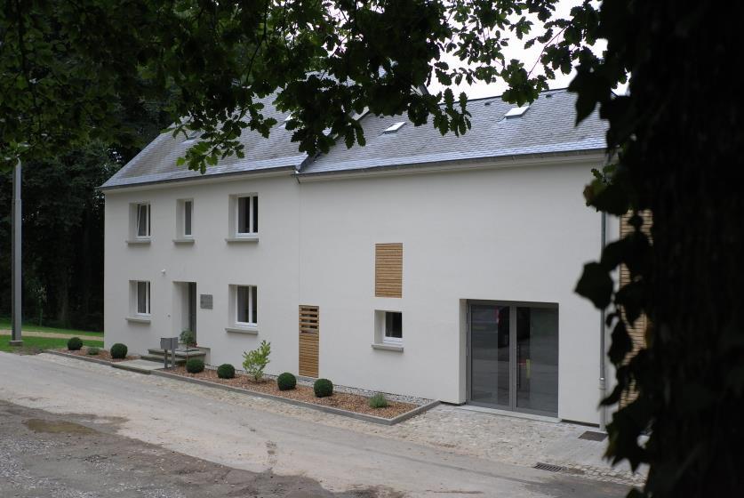 Concept architectural La maison forestière à Marscherwald a connu une rénovation «douce» en vue de lui permettre de regrouper les bureaux des deux triages de Marscherwald et de Consdorf.