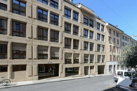 1/2 Genève - 3 Pièces 1/2 + Terrasse - 5ème étage - Rue des Vollandes 66 Prix : 2'850 CHF Surface : 85 m2 Référence : 1219.45051 3 Pièces 1/2 + Terrasse - 5ème étage. CALME.