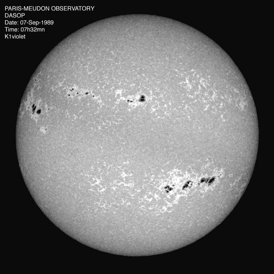 Des structures solaires vues au spectrographe La photosphère Les taches sont des régions de champ magnétique intense (0.