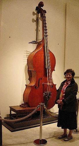 L octobasse fabriqué par Vuillaume, à la demande de Berlioz, ne possède que trois cordes, accordées ut-1, sol-1 et ut1.