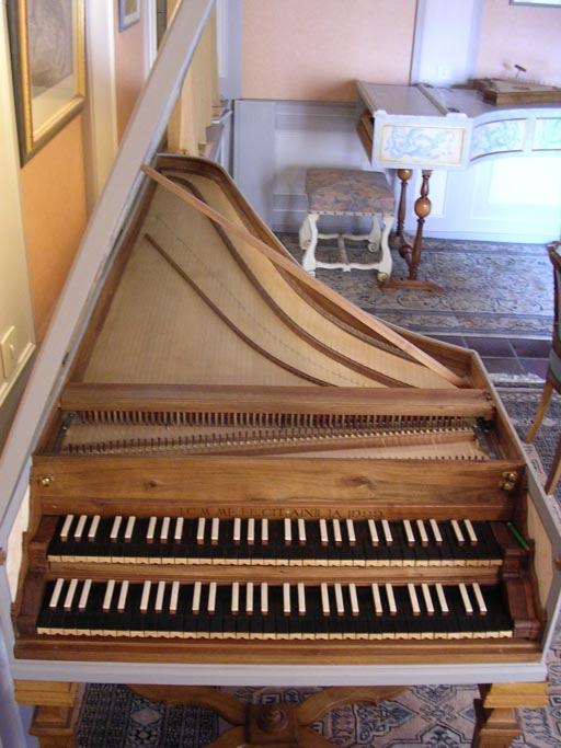 Le clavecin est aussi un instrument à corde pincées. Le piano n'est pas une évolution technologique directe du clavecin.