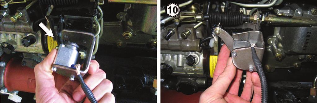 5) Positionner le nouveau potentiomètre au support du moteur thermique à l aide des deux vis en
