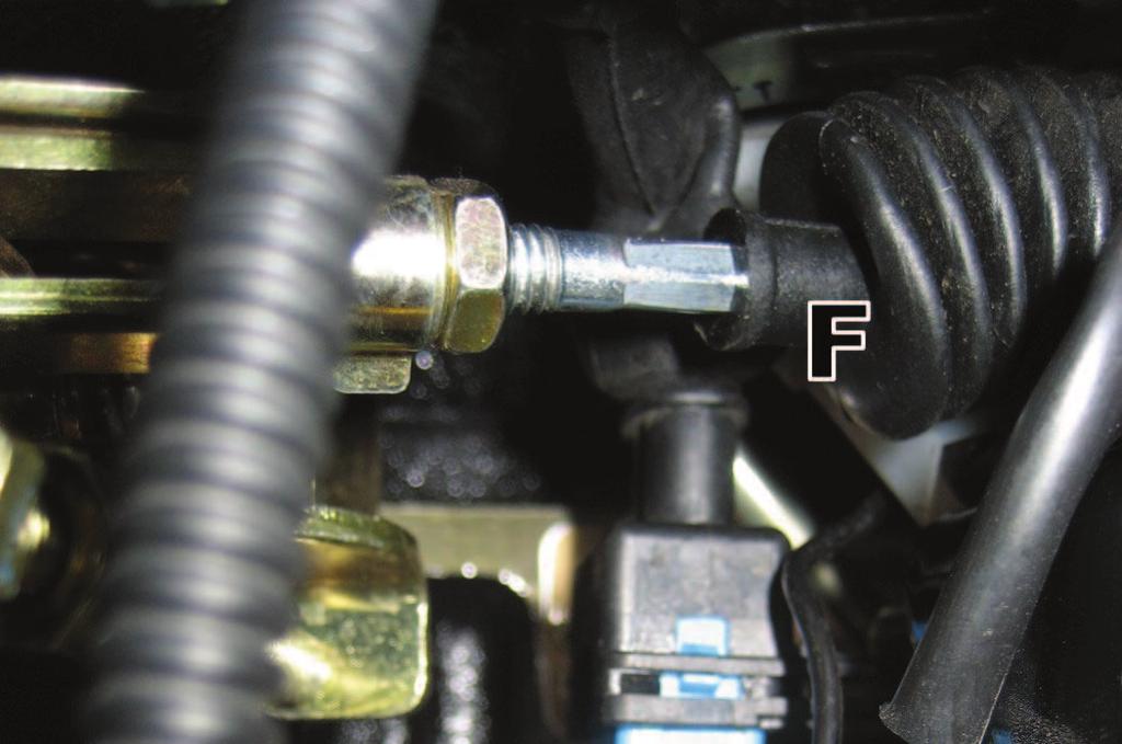 9) Procéder en déposant le connecteur branché à l EV de stop moteur avec la fiche (F) du nouveau câble ; ensuite brancher sur le