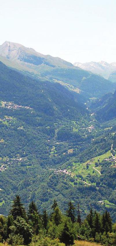 Sur la Routes des Grandes Alpes, au pied du mythique Col du Galibier, Valloire s'enorgueillit d'un entourage de montagnes