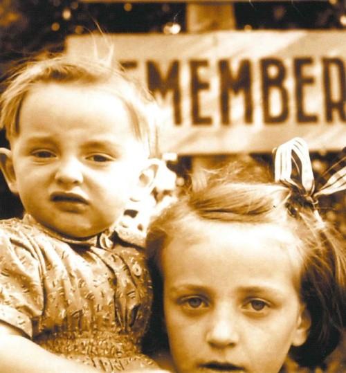 Ils attendaient là puis après avoir été séparés de leurs mères, les enfants qui ont été déportés à Auschwitz. Quelques adultes ont survécu et sont revenus mais aucun enfant n a eu cette chance.