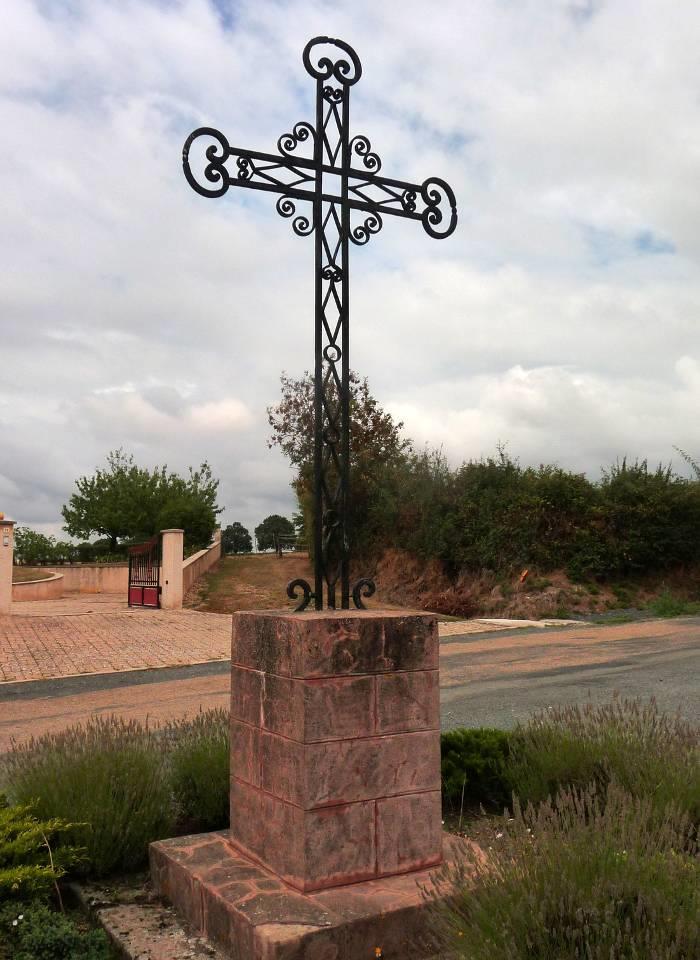 2. Croix de la Chapelle romane (XIIe siècle), dédiée à Saint-Antoine au hameau de Saint- Denis. 1. Croix du hameau de Saint-Denis (1846), à la sortie nord-ouest, à 4 km au sud-est de Saint-Agnan.