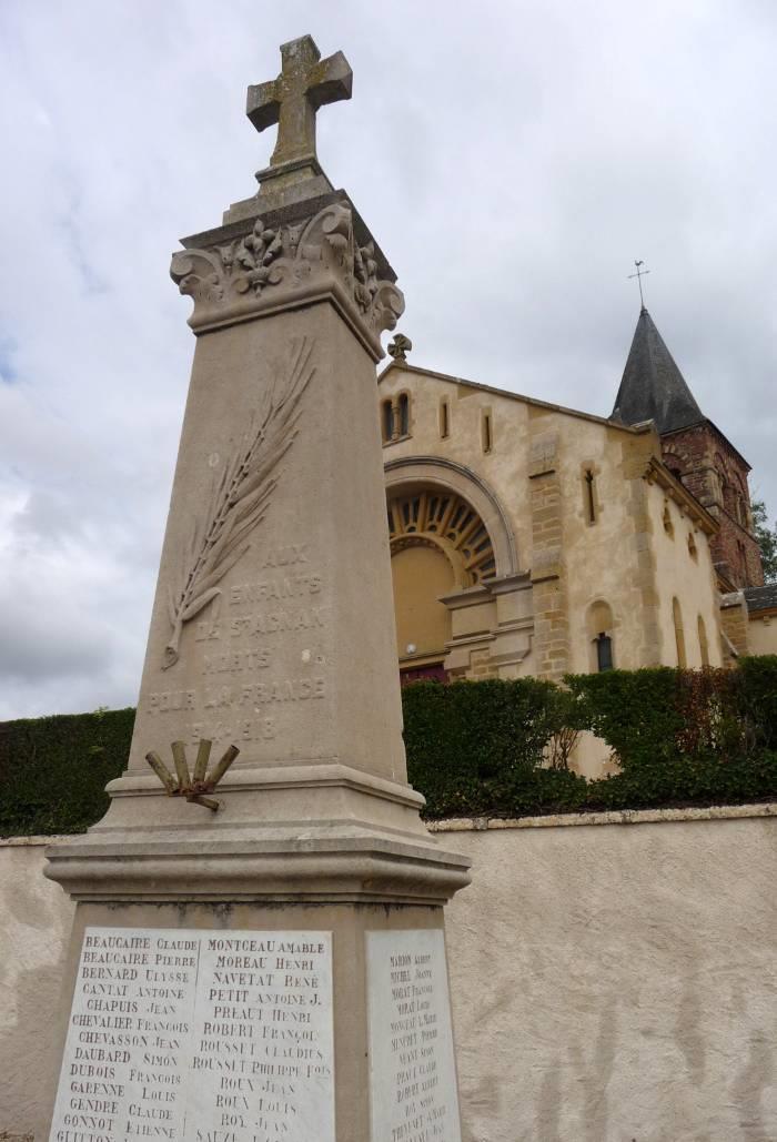 4. Croix du Monument aux morts de Saint- Agnan, devant l église, dans le bourg, avec l inscription : «Aux enfants de Saint-Agnan morts pour la France 1914-1918».