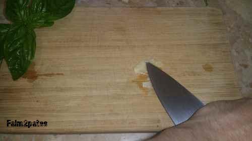 olive PRÉPARATION: 1-A l aide de la pointe d un couteau de cuisine, écraser les gousses d ail afin de les