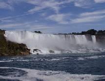 Arrêt à Niagara-on-the-Lake. À l arrivée à Niagara Falls, une croisière vous amènera au pied des célèbres chutes.