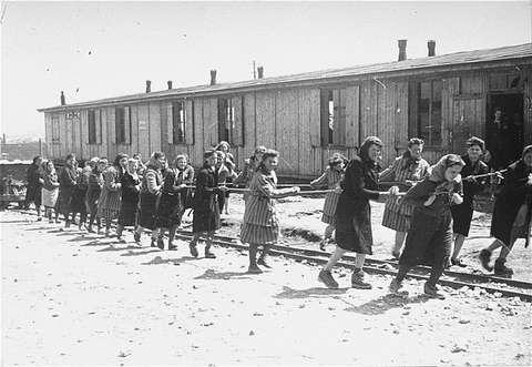 Le travail forcé dans les camps de concentration C'étaient des camps où tous les prisonniers étaient obligés de travailler.