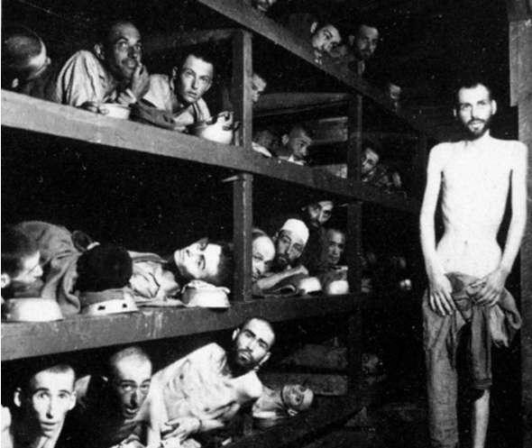 Camps de concentration Camp de Buchenwald: vue de l'intérieur d'une baraque où ils étaient enfermés quand ils ne travaillaient