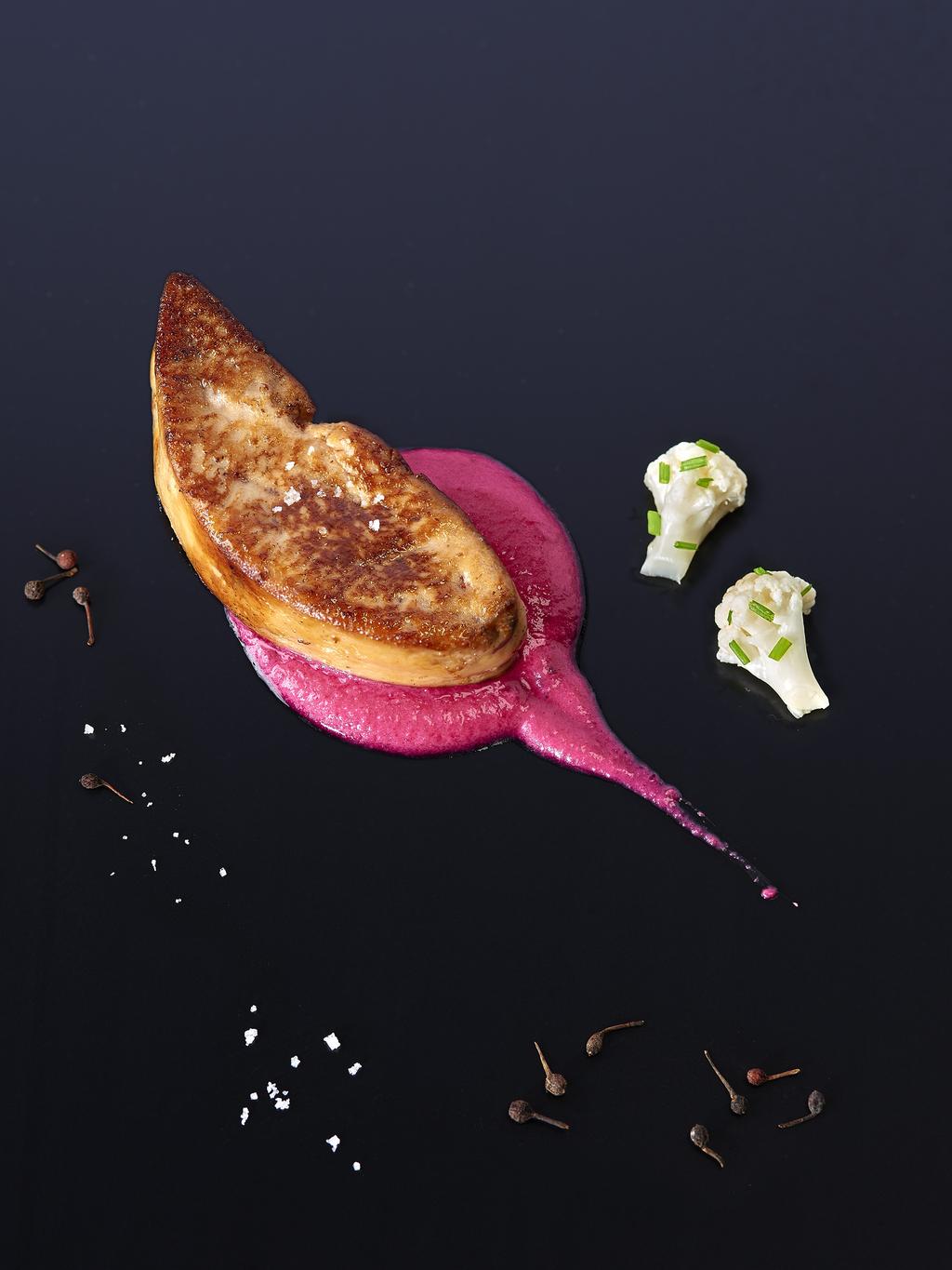 Escalopes de foie gras grillées, mousse liquide de betterave au poivre sauvage et pickles de chou-fleur Recette proposée par
