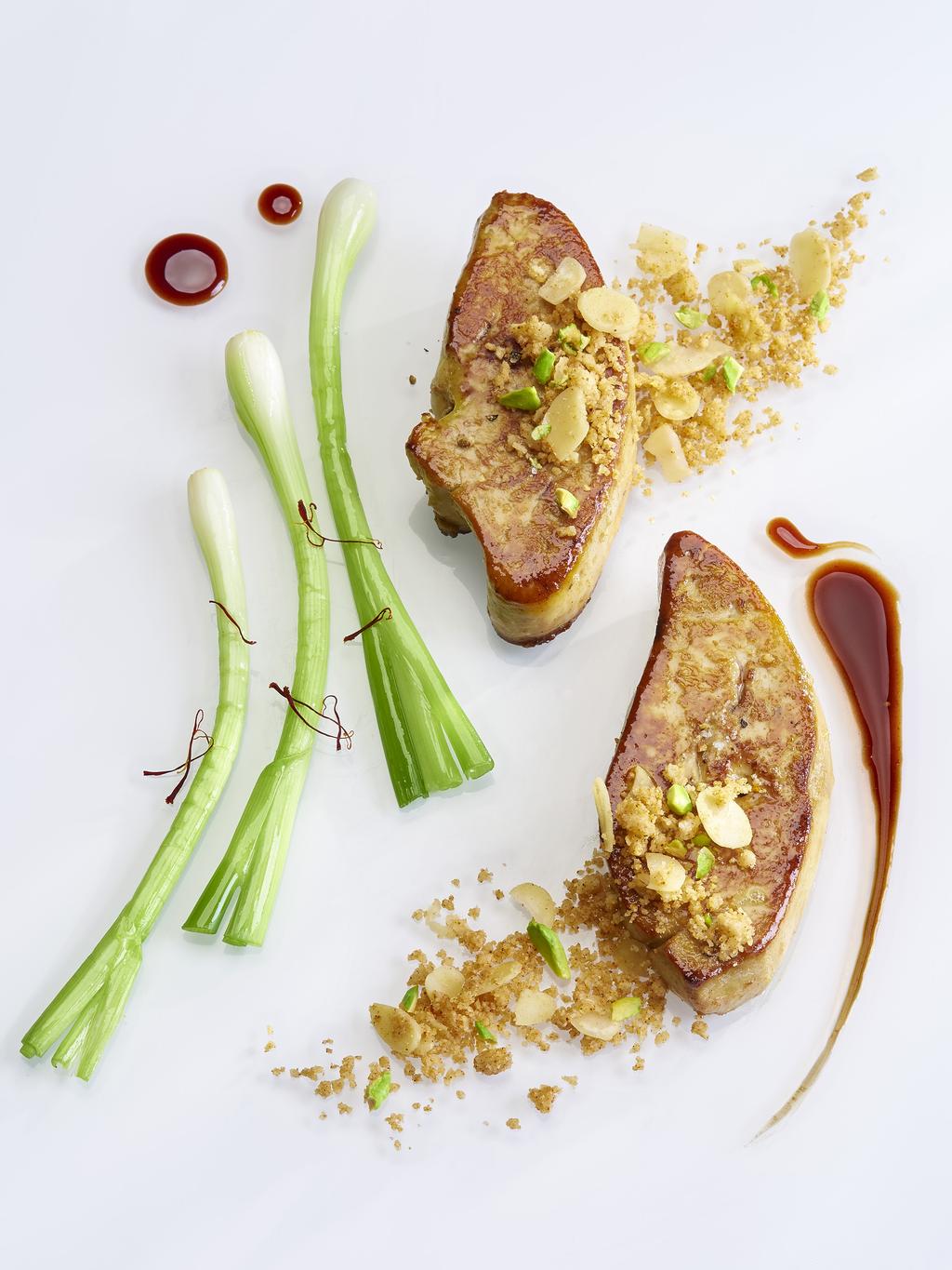 Escalope de foie gras grillée, jeunes poireaux, crumble de fruits secs, suc de carotte au Ras el Hanout Recette proposée par