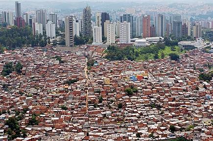 Des inégalités socio-spatiales au sein des métropoles. Favela Morumbi à Sao Paulo (Brésil)............................................... Je sais analyser une photographie: Les différentes catégories sociales au Brésil.