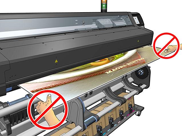 Ne tirez pas sur le substrat imprimé pendant que l'imprimante est en cours d'impression : cela risquerait d'engendrer de graves défauts d'impression.