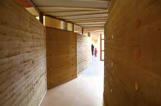 Réalisation : 2007-2008 L architecte d intérieur Léna Riaux a conçu «comme une matrice» les murs en pisé qui entourent l atrium de ce Centre d accueil de jour pour autistes.