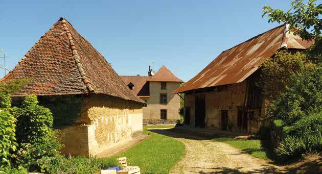 Dans certains territoires comme le Nord-Isère, 90 % des bâtiments anciens (habitations, granges, écoles, églises ou bâtiments industriels) sont construits