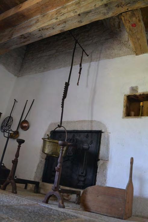 L'âtre le plus souvent, la cuisine possède un âtre fermé par un manteau de cheminée. Sur les plateaux, on voit des cheminées de pierre sur colonne.