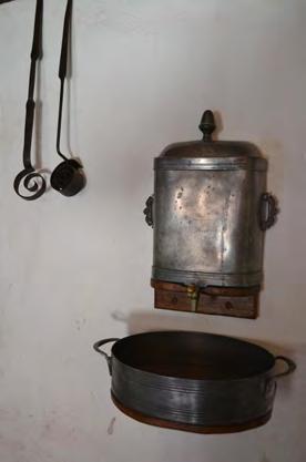 Assiettes, plats, récipients divers sont mis à sécher dans un égouttoir à vaisselle Vers 1885, apparaissent le seau à une anse qui remplace la seille, et de nouveaux ustensiles : cuvette et