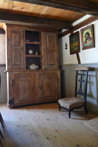 Les meubles de rangement Progressivement supplanté au siècle précédent par l'armoire et la commode, le coffre, dans les milieux modestes et paysans comtois occupe toujours sa place jusque vers 1850.