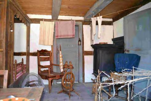 Au musée, la ferme de Joncherey La pièce à vivre ou «stube», vers 1840 Vers 1840, on continue à installer le lit des maîtres de maison dans le poêle. Ici, le lit clos garantit une certaine intimité.