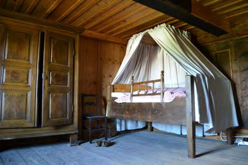 Au musée, dans la ferme des Arces La chambre, en 1811 Dans cette pièce, séparée de l'écurie et du cul du four par une simple cloison de planches, le lit
