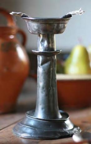 lampe à huile à deux becs en forme de chandelier ferme des Arces : lampe à huile en verre située dans le placard du poêle ferme des Bouchoux : lampe à huile suspendue au poêle au-dessus de l'établi