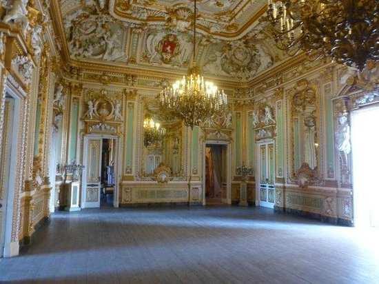JOUR 7 : PALAZZO PARISIO / LA GROTTE BLEUE Le matin, découverte du PalazzoParisio construit au XVIIIe siècle, un véritable trésor d objets d arts et une attachante demeure familiale.