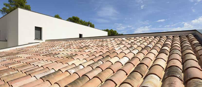 Les tuiles en terre cuite ont chacune leurs nuances propres ; ainsi les toitures ne représentent-elles jamais un aspect monochrome.
