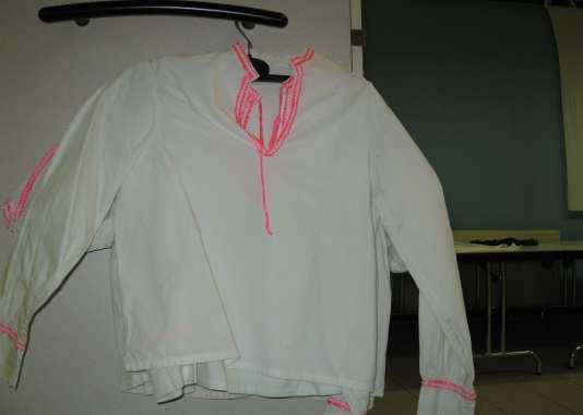 chemises blanches avec liseret rose