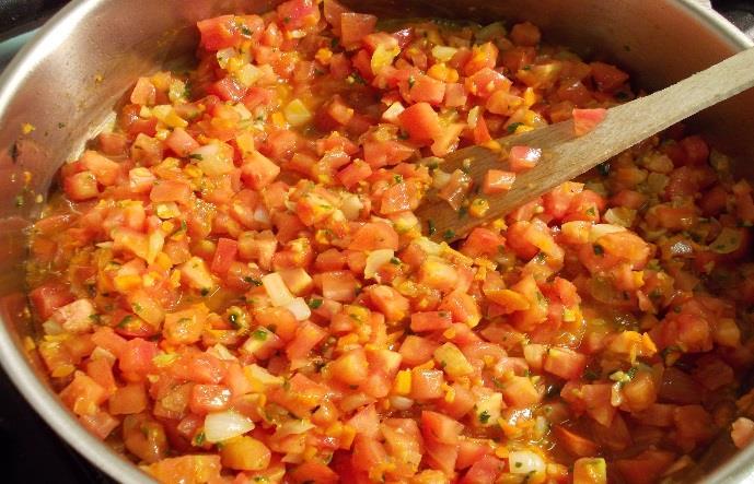 Carottes à la tomate Temps de préparation : 15 min Temps de cuisson : 25 minutes Nombre de personnes : 2 Coût : 3,50 euros soit 1,75 / personne Ingrédients : 2 grosses carottes, 1 gros oignon, 2