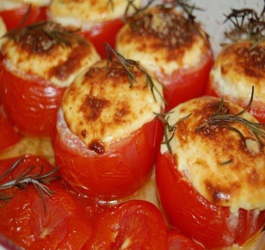 Tomates farcies à la ricotta Temps de préparation : 20 min Temps de cuisson : 25 minutes Nombre de personnes : 4 Coût : 4,80 euros soit 1,20 / personne Ingrédients : 2 belles tomates à farcir, 2