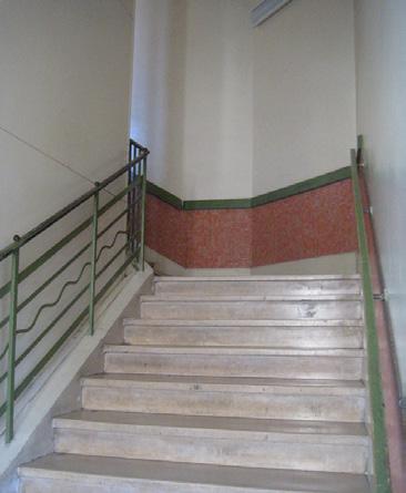 La circulation verticale, se fait au moyen de cinq escaliers (six si l on compte celui des infirmeries).