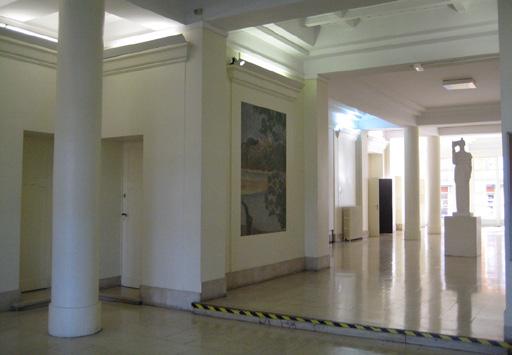 La transition entre le hall d entrée et la galerie se fait par un passage légèrement plus étroit qui met en valeur chacun des deux espaces.