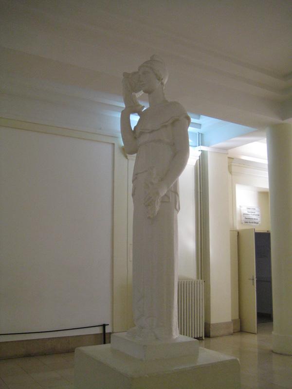 LYCEE ALPHONSE DAUDET Outre cette œuvre sculptée, la galerie bénéficie d une décoration soignée : moulurations en ciment des piliers et des pilastres, dallage en mosaïque de marbre, plinthes en