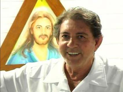 JOÃO DE DEUS, L HOMME MIRACLE Né le 24 juin 1942, João Teixera de Faria est appelé à devenir médium - guérisseur dès son adolescence. Plus de 30 Entités s expriment à travers lui!