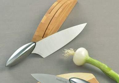Rangés dans leur support en bambou, le couteau d office 7 cm et le couteau universel 13 cm sont toujours à portée de main sur le plan de travail Designés pour tenir au creux de la main, les couteaux