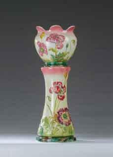 : 10 cm 80 / 100 182 EMILE GALLÉ (1846-1904) Vase évasé à col droit rétréci en verre double à décor de liserons vert sur fond rose nuancé. Signé Haut.