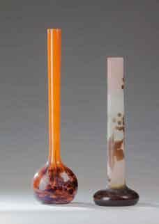 : 12 cm 400 / 600 180 184 DELATTE NANCY VERS 1920 Grand vase soliflore bulbeux à long col en verre orange à inclusions de blanc et bleu marbré. Signé Haut.