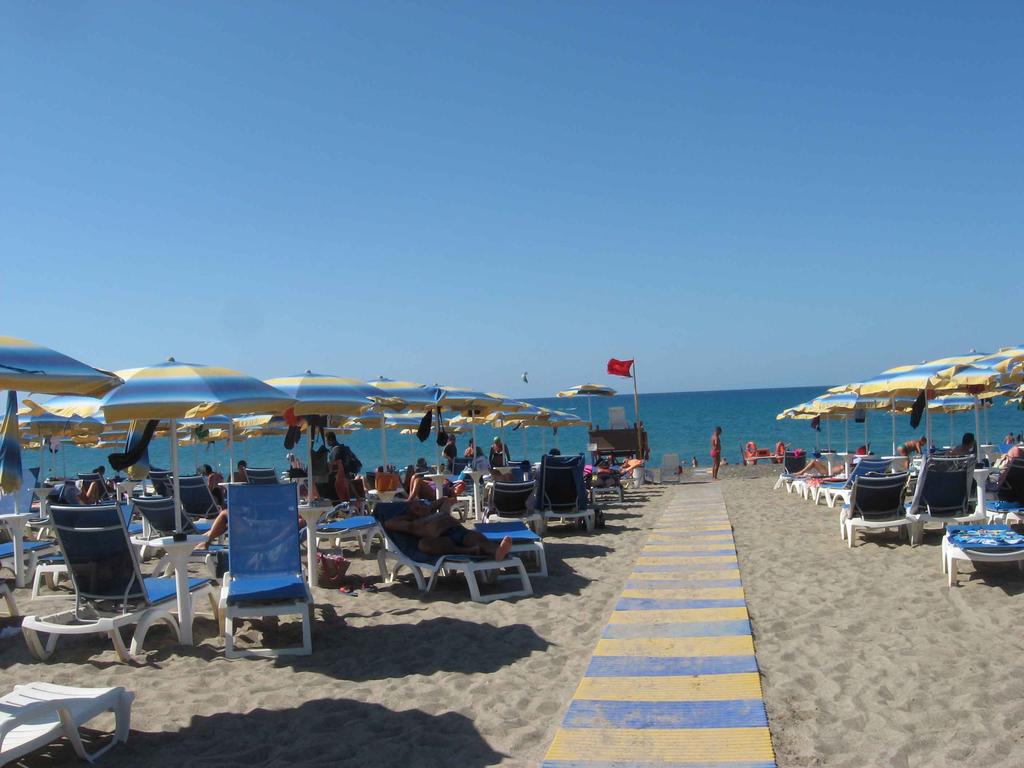 Mer/Piscine: Plage privée située à 3km et à 5 minutes par navettes gratuites et fréquentes. La plage, principalement de sable, est équipée de chaises longues et parasols gratuits.