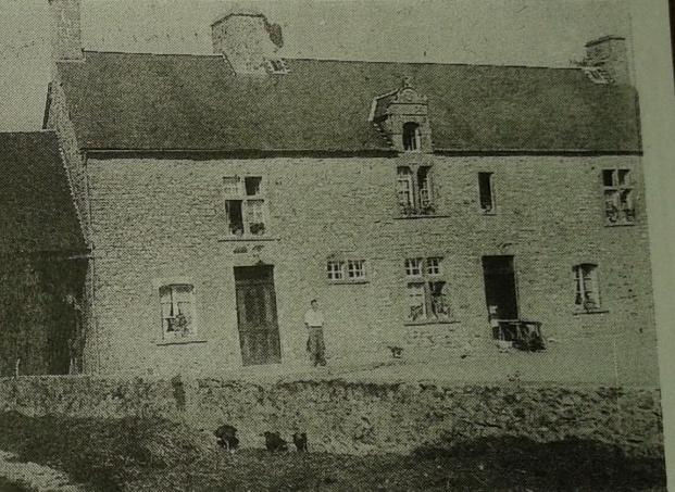 La Cour d Aisy est située sur la D137, à 2 km au nord-est du bourg de Doville, à moins d 1 km du marais de la Sangsurière et de l Adriennerie. C est aujourd hui la demeure de Monsieur Léon Devot.