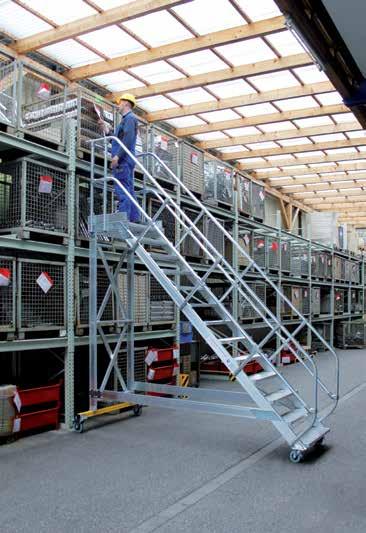 Escalier aluminium avec plate-forme mobile 45 Largeur des marches : 600 800 1000 mm. Taille de la plate-forme : 600 mm.