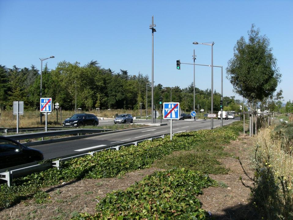 Voies structurantes d'agglomération Requalification d'une pénétrante autoroutière en avenue Cas de l'autoroute A43 à Lyon Dans les grandes villes, le réseau de voies